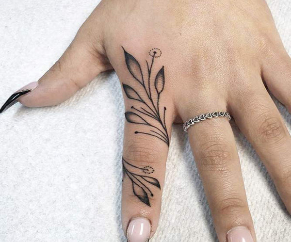 Finger tattoos: All information about costs, pain and the most beautiful motifs!