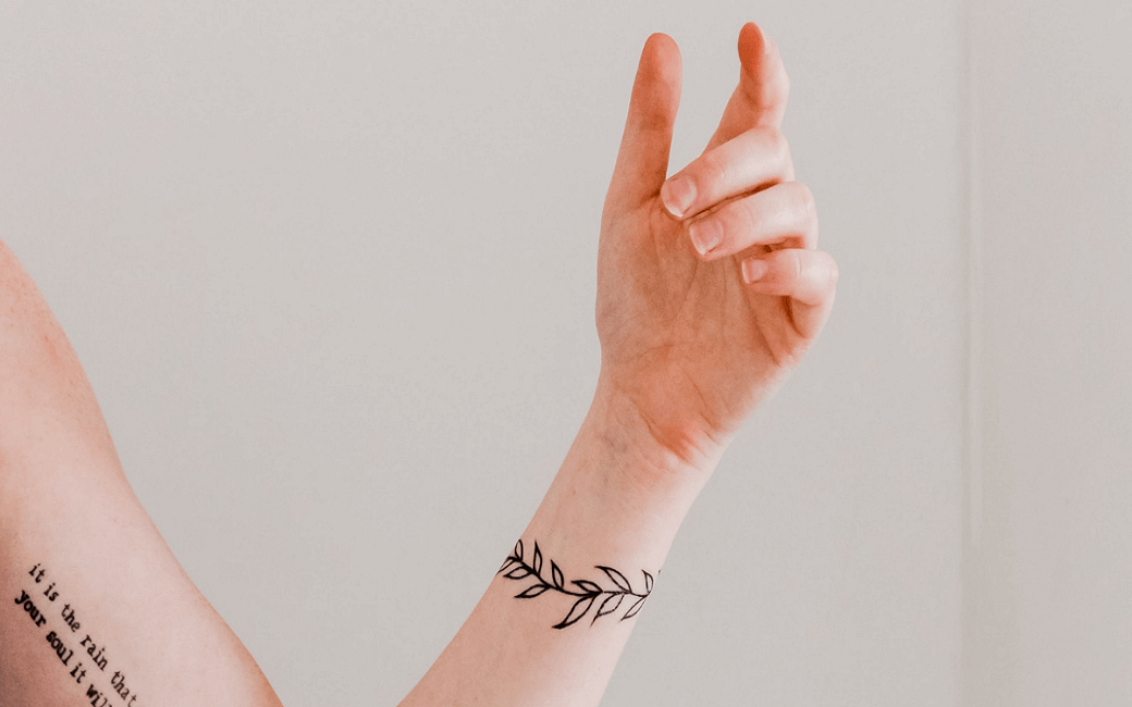 Should You Choose a Hand Poke Tattoo or a Machine Tattoo for Your First Tattoo?